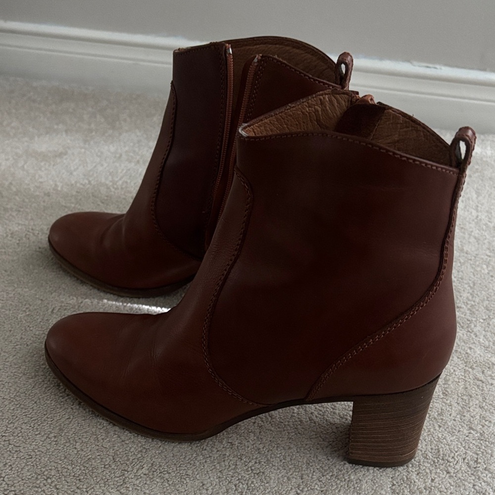 Short boots